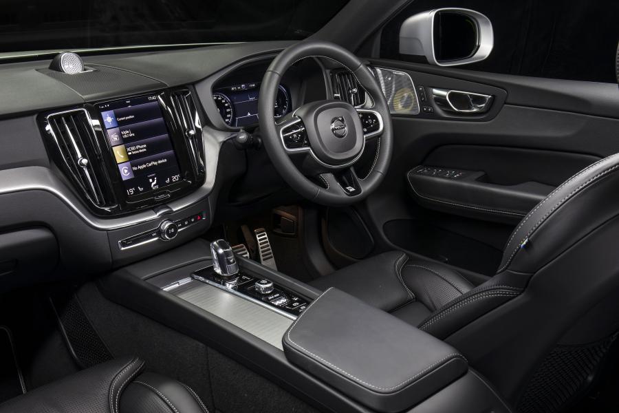 Интерьер Volvo XC60 T8 Inscription 2017 года  (AU) (фото 6 из 23)